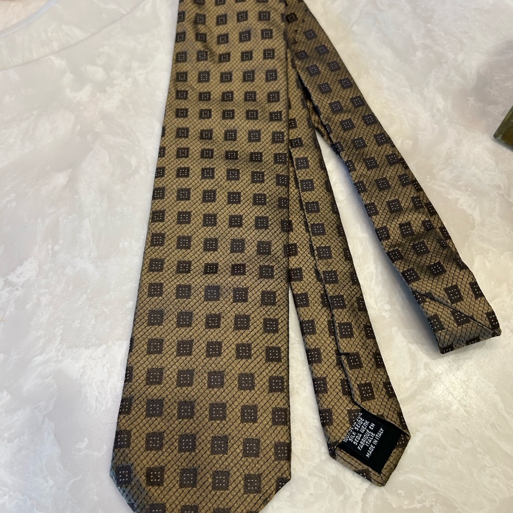 Elegant Gold and Black Hugo Boss Silk Men's Tie, Made in Italy, 3.25” X 56” long - Picture 3 of 12
